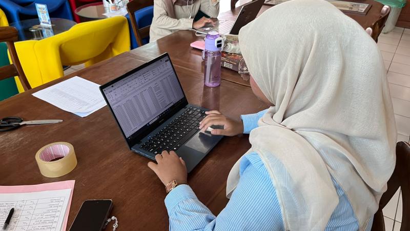 Proses pemeriksaan dan inventarisasi koleksi bahan pustaka